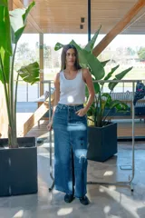 Falda larga de jean azul con abertura frontal y bordados.