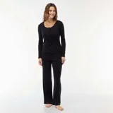 Pijama de dos piezas en color negro, confeccionado en tejido de punto acanalado. Incluye una remera de manga larga con cierre frontal de botones y un pantalón de corte recto y holgado.