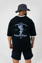 Remera negra oversize de algodón elastizado con cuello redondo y mangas cortas con ribete blanco. Estampa frontal con la frase "Made by Immortal Energy Hermod" en color blanco.