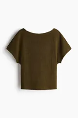 Top verde militar de punto con textura en relieve, escote bote y mangas murciélago cortas.