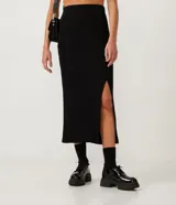 Falda midi negra de rib, con abertura lateral.