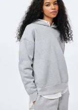Sudadera con capucha de felpa, de corte holgado y diseño minimalista, con puños y ruedo acanalados.
