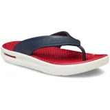 Ojotas Crocs InMotion Flip con diseño deportivo, tiras superiores de color azul marino con perforaciones, plantilla roja de espuma LiteRide y suela blanca con detalles en rojo.