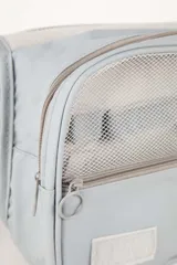 Neceser gris claro con asa superior y cierre de cremallera. Estampado frontal con íconos de productos de higiene personal.