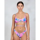 Bikini de dos piezas con estampado floral y de mariposas en tonos fucsia y azul. El top es de estilo deportivo con tiras cruzadas en la cintura, y la bombacha es de corte cavado tipo tanga.