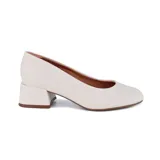 Zapato de vestir Korium color blanco hueso, con taco cuadrado bajo y punta redondeada.