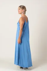 Vestido largo color gris plateado, de viscosa, con breteles finos y corte acampanado.