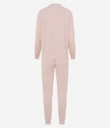 Conjunto de pijama largo color rosa claro texturizado, compuesto por un buzo de cuello redondo y un pantalón con cintura con lazo.