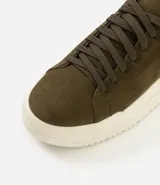 Championes de estilo casual con capellada de gamuza sintética en color marrón oscuro y suela de plataforma en tono crema con diseño estriado.