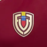 Camiseta de fútbol Adidas de la selección de Venezuela, modelo local para la temporada 2024. Diseño en color vinotinto con detalles dorados en el cuello en V, hombros y laterales. Cuenta con tecnología AEROREADY y está confeccionada en poliéster reciclado.