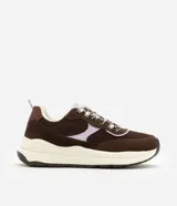 Championes estilo runner de la marca Satinato, confeccionadas en una combinación de poliuretano y mesh respirable. Presentan un diseño con recortes superpuestos en tonos marrón y detalles en lila, cierre con cordones bicolor, lengüeta acolchada, tirador trasero y una suela robusta con entresuela alta y base tractorada.