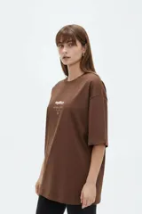 Remera negra de manga corta, cuello redondo y diseño holgado, con estampado frontal en color blanco con la inscripción "Race Vibes".