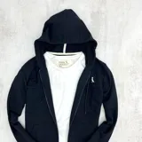 Campera con capucha y cierre frontal, color negro, con logo bordado en el pecho.