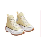 Championes Converse Run Star Hike color amarillo pastel con plataforma blanca y suela de goma marrón.