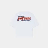 Remera oversized de algodón blanca, de manga corta y cuello redondo, con estampado gráfico multicolor en la espalda.
