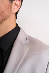 Ambo de ceremonia color verde petróleo, compuesto por saco de dos botones, pantalón de corte recto y chaleco gris con estampado jacquard. Incluye pañuelo de bolsillo y corbatón a juego.