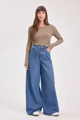 Remera de manga larga ajustada al cuerpo, con cuello redondo y diseño básico.