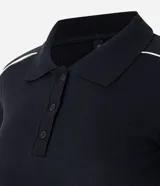 Polo de manga corta confeccionado en tejido rib de algodón con elastano. Presenta cuello tradicional con cierre de botones y detalle de línea blanca en los hombros.