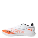 Championes de fútbol Puma Ultra 5 Play TT, diseñados para césped artificial y superficies duras. Presentan un diseño ligero en color blanco con detalles gráficos en naranja y negro, suela de goma de perfil bajo para mayor tracción y cierre con cordones.