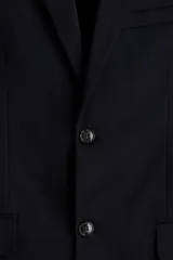 Blazer slim fit negro de botonadura sencilla, con solapas de muesca finas, bolsillos con solapa y abertura doble en la parte trasera.
