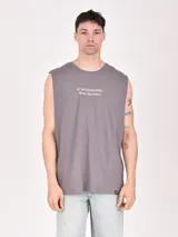 Musculosa de algodón color gris oscuro, con cuello redondo y estampa frontal con texto en color blanco.