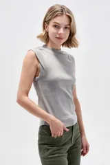 Remera Curea de lyocell en color blanco, al cuerpo, con cuello alto y diseño sin mangas.