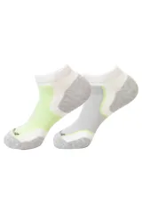 Pack de dos pares de soquetes deportivos de algodón, con diseño ergonómico, refuerzos en talón y puntera, y detalles en colores verde lima y gris.