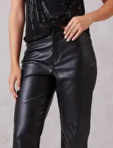 Pantalón recto de eco cuero marca Sound Style, con pretina, pasadores, cierre y botón frontal. Presenta bolsillos simulados en la parte delantera y bolsillos aplicados en la parte trasera.