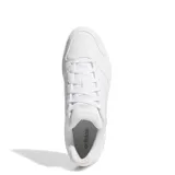 Championes urbanos Adidas modelo Hoops Classic, de diseño monocromático en color blanco. Presentan las icónicas tres tiras laterales en relieve, puntera perforada para mayor ventilación y suela de goma resistente.