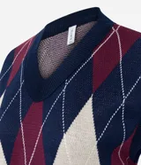 Chaleco de punto de cuello en V sin mangas, con estampado de rombos argyle en tonos azul marino, bordó y beige. Presenta bordes acanalados en el cuello y sisas.