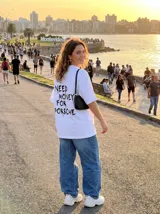 Remera blanca de corte oversize con estampa en la espalda con la frase "Need Money For Porsche" en color negro.