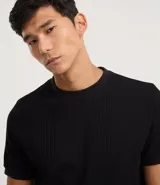 Remera color arena de corte regular, cuello redondo y manga corta. Tejido con textura vertical.