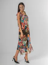 Vestido largo tipo musculosa confeccionado en seda italiana, con diseño de flores abstractas en tonos saturados y nudo regulable en el hombro.