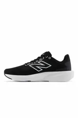 Championes deportivos New Balance M413, de color gris con suela blanca y el logo de la marca en el lateral.