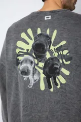 Buzo de cuello redondo y corte oversize, confeccionado en tela friza con efecto de teñido artesanal desgastado. Presenta un estampado pequeño en color verde lima en el pecho y una etiqueta pequeña en el puño.