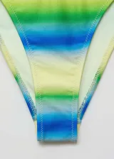 Top de bikini con efecto degradado en tonos amarillo, verde y azul, con tirantes finos marrones.