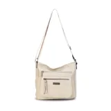 Bandolera morral color beige de símil cuero, con apertura superior con cierre. Cuenta con dos bolsillos frontales con cierre, un bolsillo trasero con cierre y tres bolsillos internos con división y cierres. Incluye una correa de galón regulable a tono.
