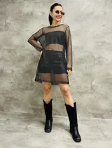 Vestido corto de red color negro, con mangas largas y cuello redondo.