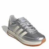 Championes urbanos Adidas Run 70S 2.0, con acabado metalizado plateado y detalles en beige. Presentan el diseño clásico de las tres tiras laterales, entresuela con tecnología Cloudfoam para mayor amortiguación y suela de goma color caramelo.