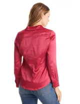 Camisa de satén color verde oliva, con cuello clásico, cierre frontal con botones metálicos y mangas largas con puños abotonados.