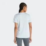 Remera deportiva de manga corta New Balance, color celeste, con cuello redondo y logo de la marca estampado en el pecho.