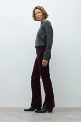 Pantalón de pana de corte recto y tiro medio, color ciruela, con detalle de tajo en el ruedo.