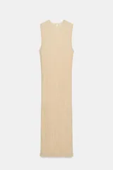 Vestido midi de viscosa con efecto arrugado, cuello redondo y diseño sin mangas. Presenta una sobrecapa superior con bordados detallados y entredoses, con cordones laterales ajustables terminados en borlas.