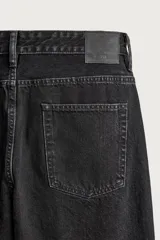 Jeans de corte slim cropped confeccionados en denim de algodón rígido con efecto lavado. Presentan tiro medio, cierre frontal con cremallera y botón, y diseño clásico de cinco bolsillos.
