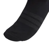 Medias soquetes Adidas de color negro con amortiguación y diseño al tobillo. Incluyen tres pares por paquete, con el logo clásico de la marca en la parte superior y líneas horizontales en el empeine.