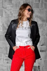 Remera blanca de algodón con estampado frontal de la palabra "BITCH" en letras negras mayúsculas y la frase "Intelligent, Talented, Charming and Hot".