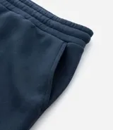 Pantalón de corte recto confeccionado en tejido de algodón y poliéster, con cintura elástica ajustable mediante lazo y bolsillos laterales.