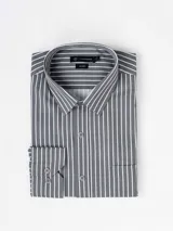 Camisa de manga larga con cuello clásico, confeccionada en tejido elastizado a rayas verticales blancas y azules. Cuenta con cierre frontal de botones al tono.