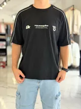 Remera regular color off-white, con diseño gráfico en la espalda que incluye el número 99 en gran tamaño y detalles en negro. Cuenta con ribetes negros en las costuras de los hombros y mangas.