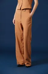 Pantalón de vestir bordó de corte sastrero, tiro alto y silueta amplia de pierna recta.